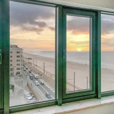 Front In Apartment *